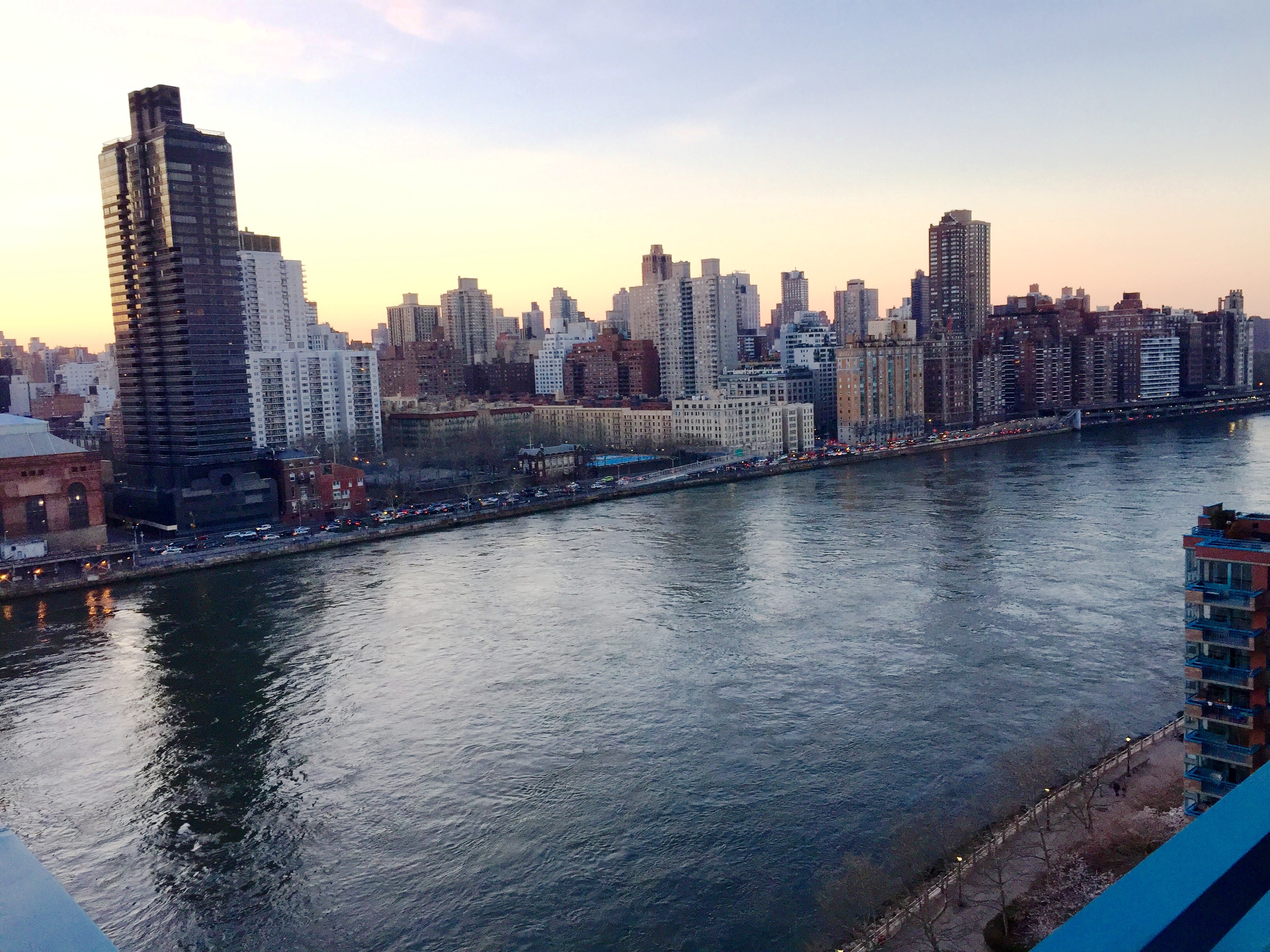 Manhattan skyline from Roosevelt Island rooftop.jpg